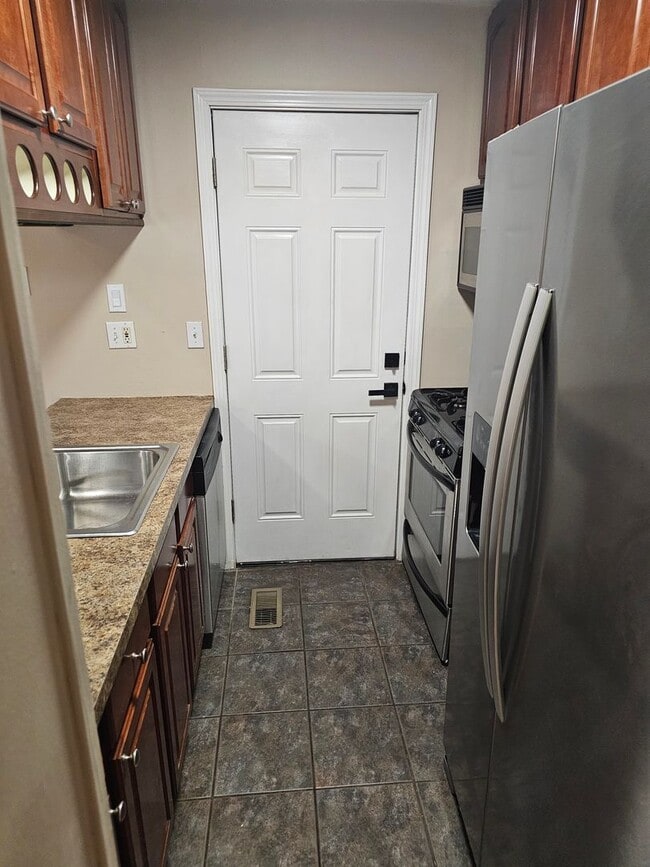 Building Photo - Wonderfully Remodeled Tri Level 3BR/2BTH S...