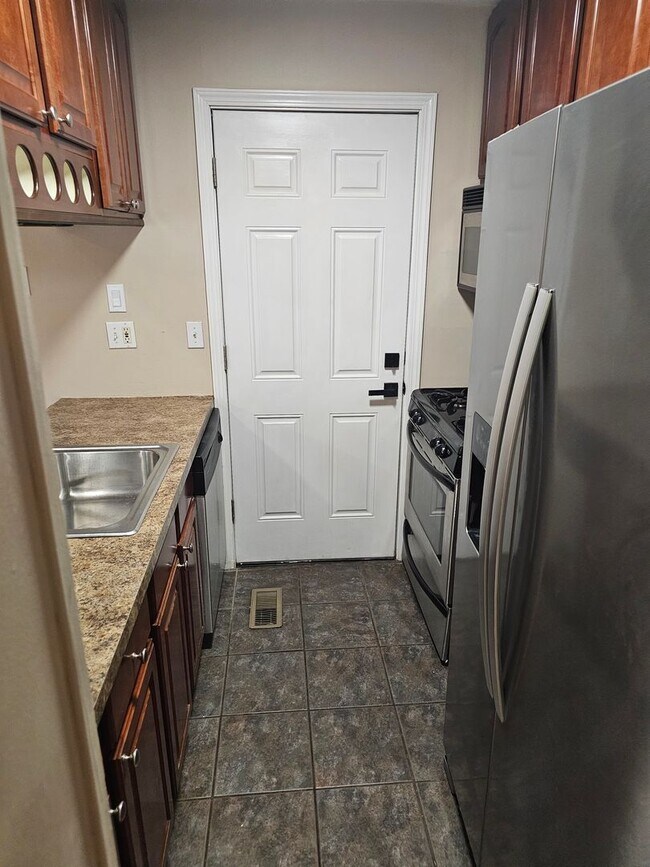 Building Photo - Wonderfully Remodeled Tri Level 3BR/2BTH Soulard Townhouse