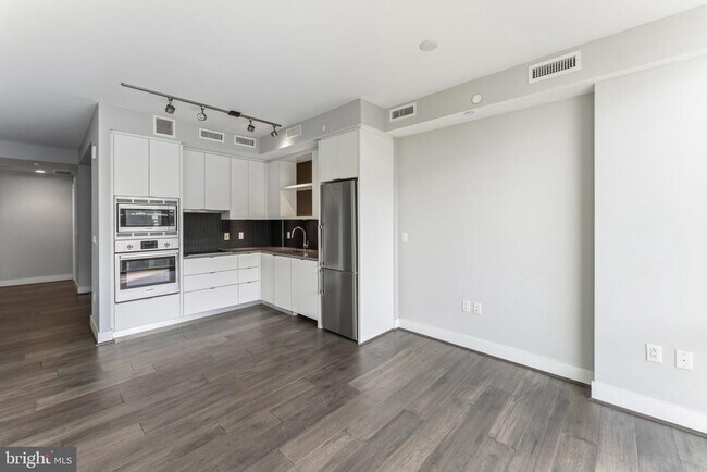 Building Photo - 1300 4th St SE