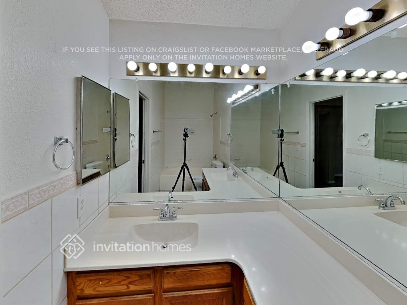 Building Photo - 1055 W Sunward Dr