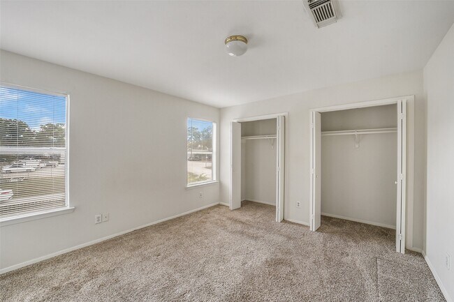 Building Photo - 10007 Emerald Creek Dr