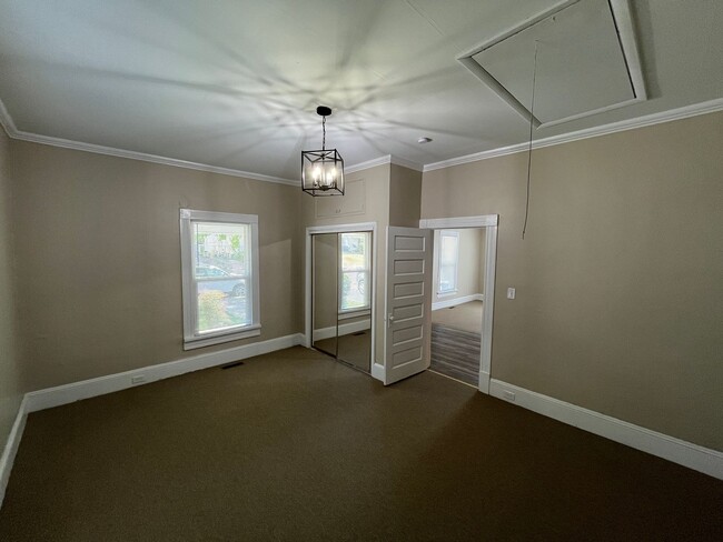 Building Photo - Newly Renovated 2 Bedroom Bungalow!!!