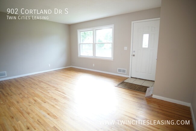 Building Photo - 902 Cortland Dr S