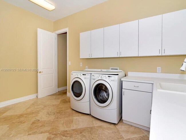 Building Photo - 13680 Deering Bay Dr