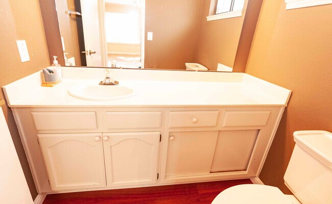 Building Photo - Quiet and Spacious 2 story townhouse in be...