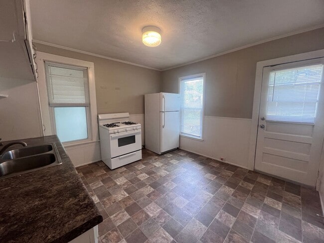 Building Photo - Two Bedroom Duplex - Located just Outside ...