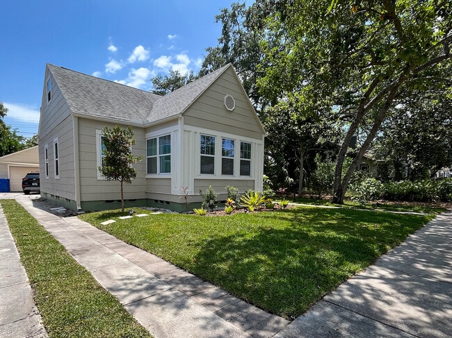 Building Photo - 860 13th Ave S