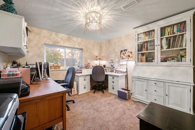 Building Photo - Beautiful 4 Bedroom Home in Sandy!