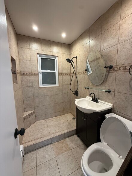 Building Photo - 7 Charles St