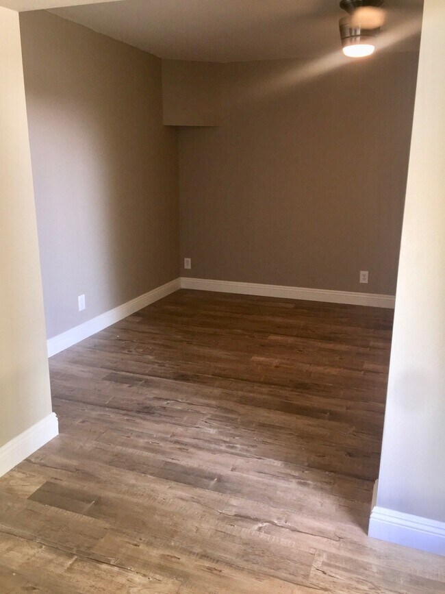 Building Photo - Glendale Hills traditional with fabulous views