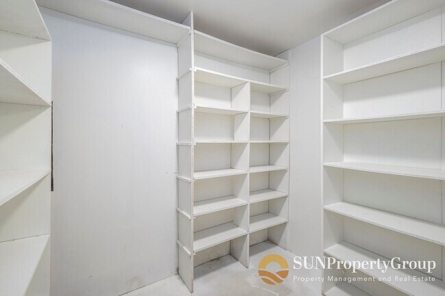 Building Photo - Stunning Remodeled Home in Desirable Cottonwood Heights!