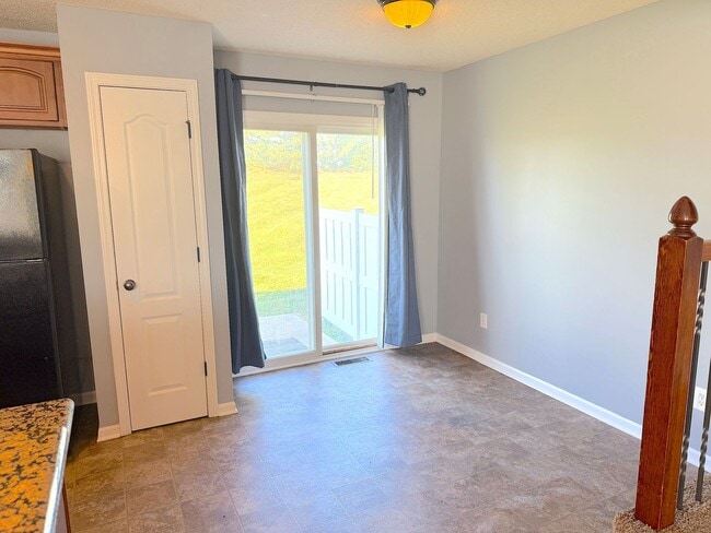 Building Photo - Great 3 Bedroom Townhome For Rent!