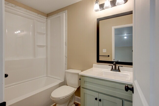 Building Photo - 135 Riverbend Dr