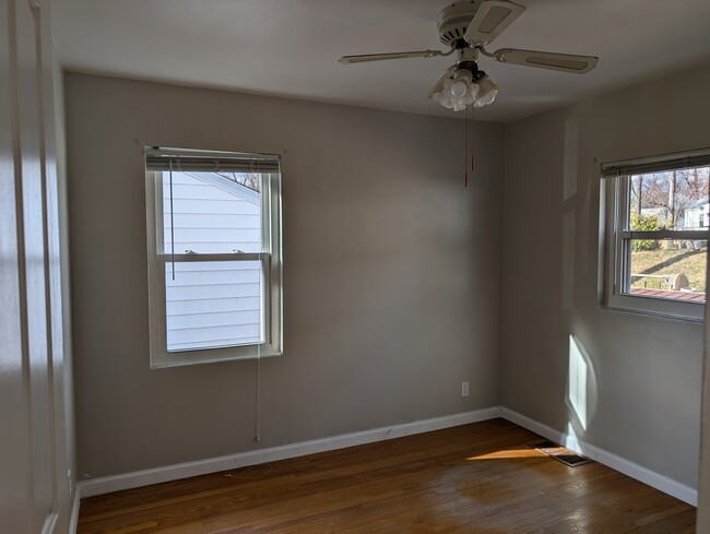 Bedroom 1 w/closet - 9125 Arvin Pl