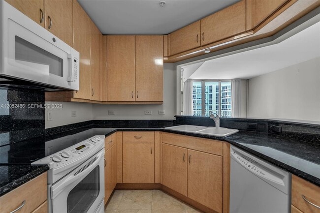 Building Photo - 801 Brickell Key Blvd