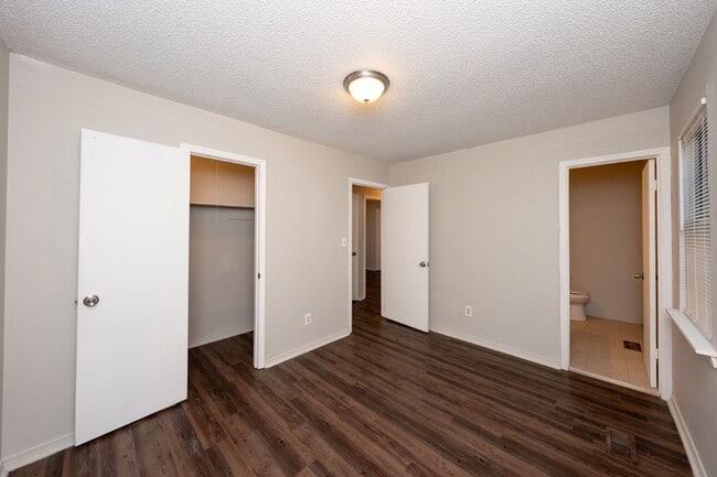 Building Photo - 581 Ridgewood Dr