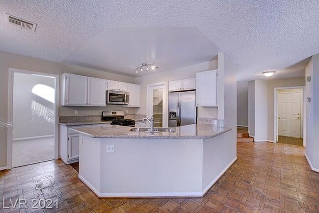 Building Photo - Ready for a BIG house - for little rent in the Heart of GREEN VALLEY.