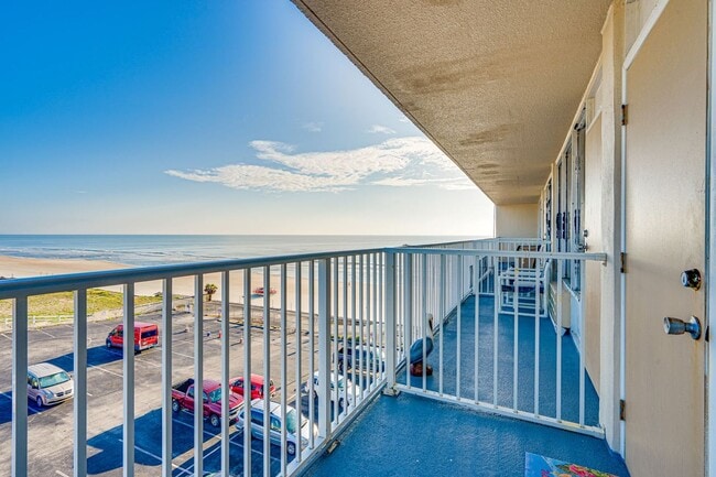 Building Photo - Cozy Studio on the Beach in Daytona Beach Shores