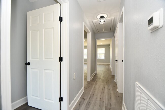 Building Photo - 5429 De Lange Ln