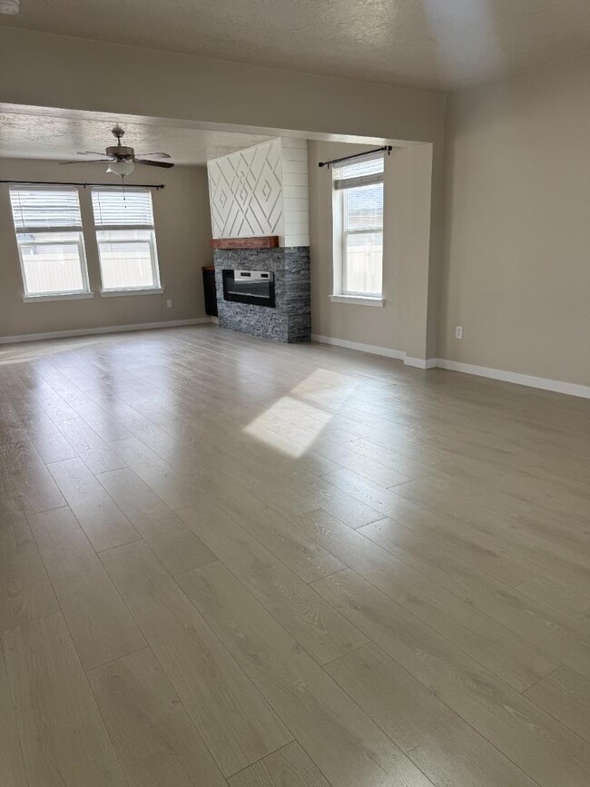 Building Photo - 7777 E Tea Party Dr