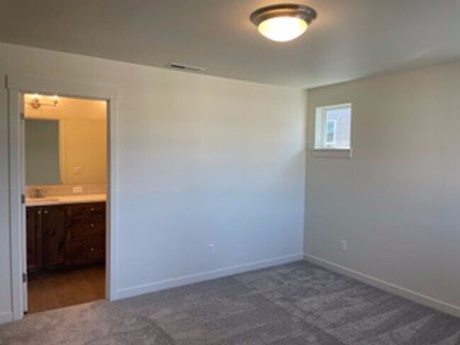 Building Photo - End unit Pahlish Townhome!