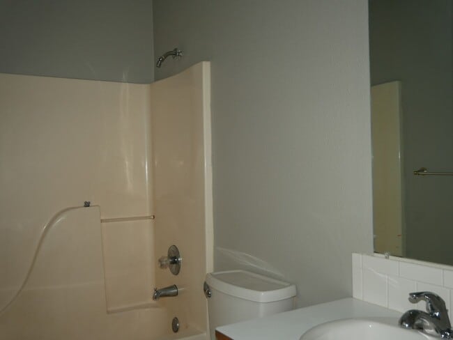 Building Photo - Allynne Ct Duplex