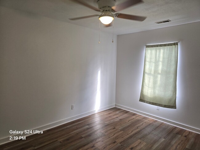 Building Photo - 3 Bedroom, 1.5 Bath Townhome - Price reduc...