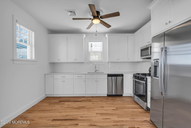 Building Photo - 132 Bay Ave