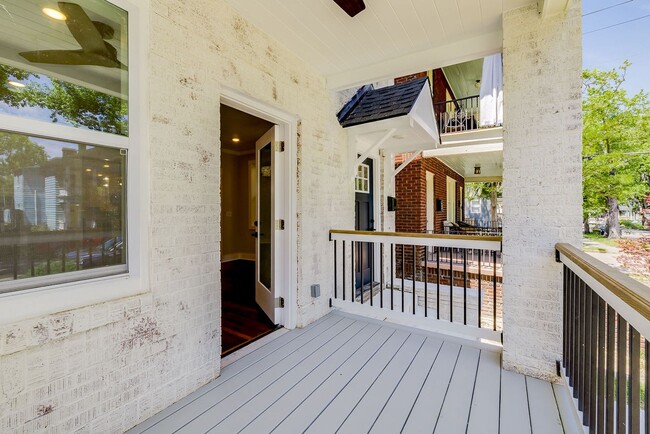 Building Photo - Townhome Close To Downtown..Available NOW!!!