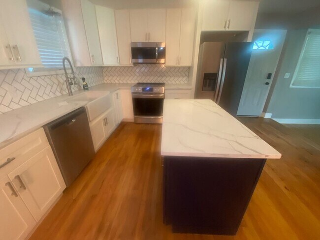 Building Photo - 1524 Alpine Dr