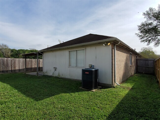 Building Photo - 1413 Bridle Path