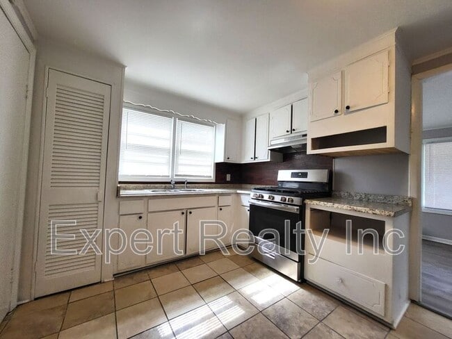 Building Photo - 203 Silver Leaf Dr