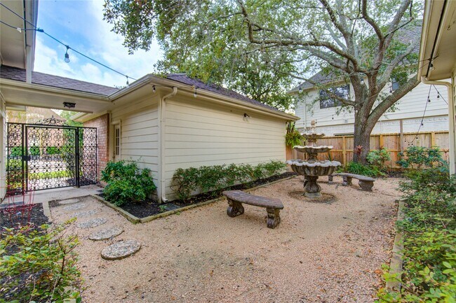 Building Photo - 714 Last Arrow Dr