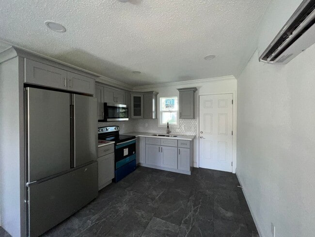 Building Photo - Fully Renovated 2 Bed, 1 Bath Duplex in th...