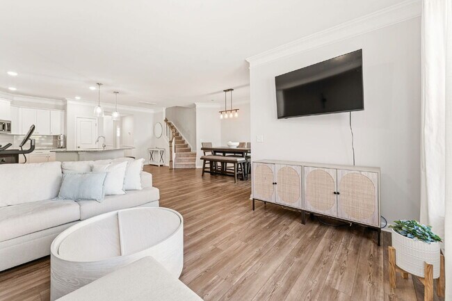 Building Photo - Sleek & Stylish 3 Bed, 2.5 Bath Townhome in Prime Location $2,100/mo rent