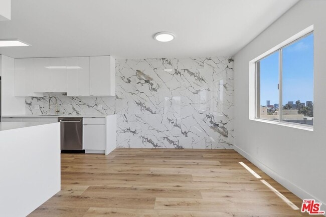 Building Photo - 435 N Oakhurst Dr