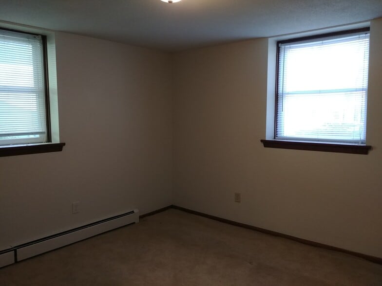 Master bdrm 12x14 - 92 Logan Ave W