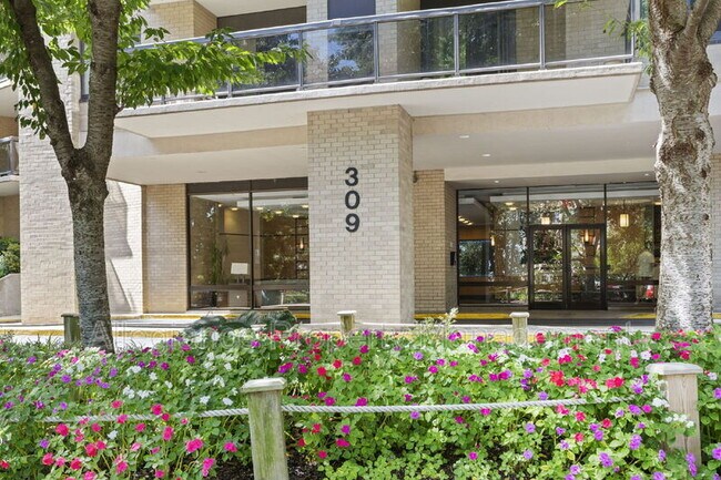 Building Photo - 309 Yoakum Pkwy