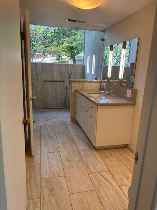 Building Photo - Beautiful Unique Home in the Oakland Hills