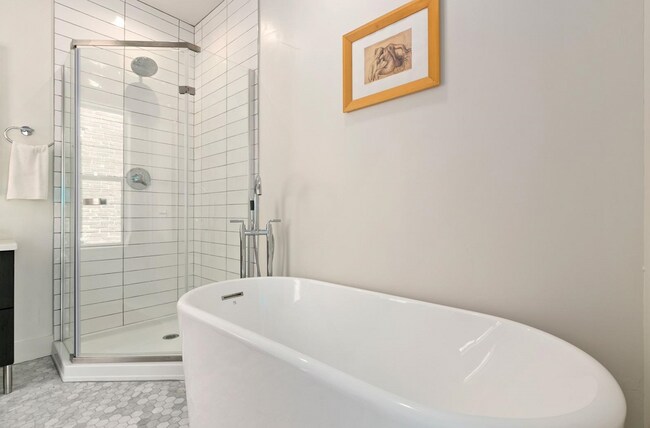 Building Photo - 2448 N High St