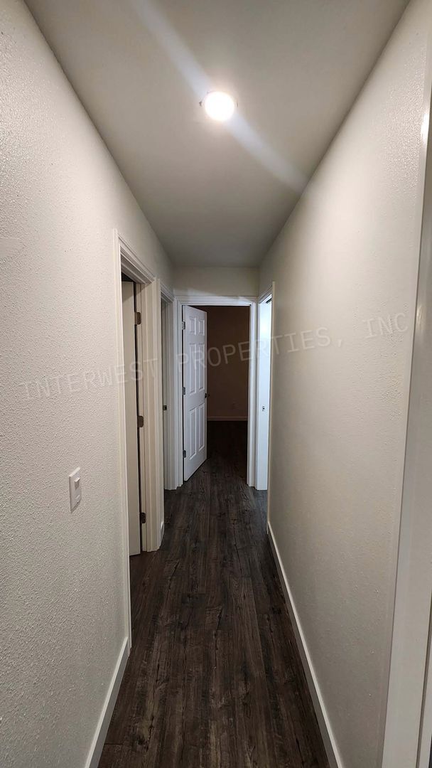 Building Photo - Remodeled 3 bedroom Ranch Style Milwaukie Home With SS Appliances, Fenced Backyard, Garage, & Ext...