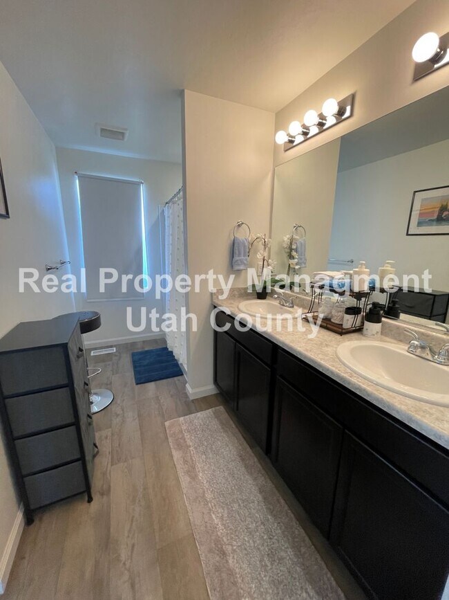 Building Photo - Beautiful Townhome in Pleasant Grove