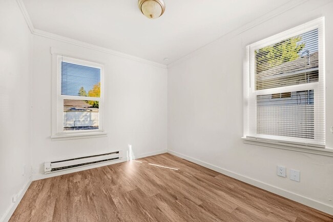 Building Photo - Two Bed 2 Bath Single Family Home Close to...