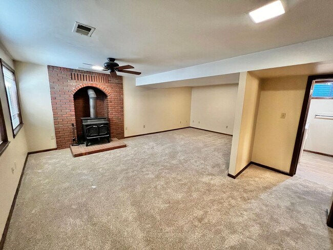 Building Photo - Beautiful 4 Bed, 2 Bath House in South Fort Collins! Avail. June 10th!