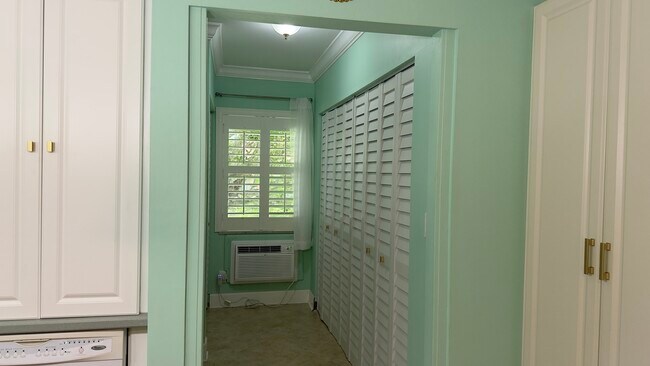 Building Photo - 235 Seaview Ct