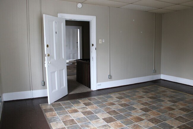 Building Photo - HOUSE, $1600/month plus utilities; TWO Bath!