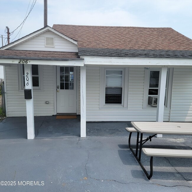 Primary Photo - 206 16th Ave