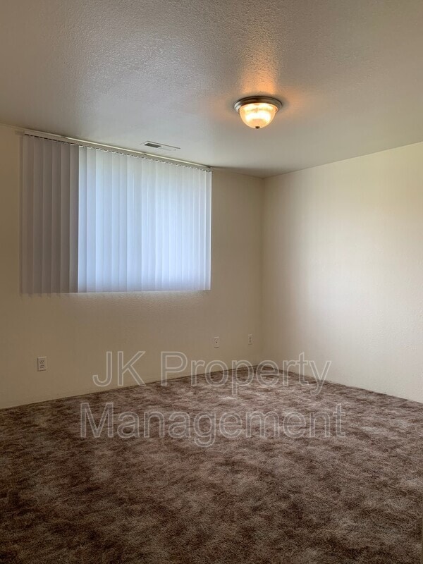 Building Photo - 1612 Sand Ct
