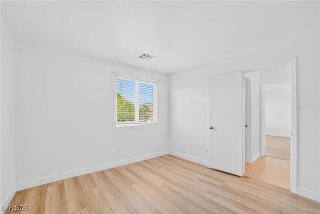Building Photo - 2872 Strathallan Ave