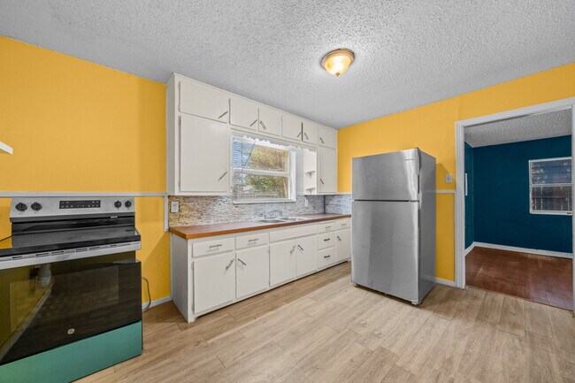 Building Photo - Vintage Home w/ Large Backyard, Minutes from TTU & Medical